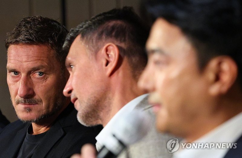 안정환을 바라보는 토티 (출처=연합뉴스)