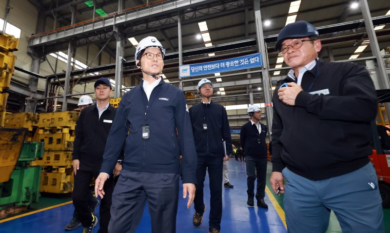 [서울=뉴시스] 추상철 기자 = 김문수 고용노동부 장관이 지난해 10월 21일 경기 평택시 자동차 부품 제조사업장인 디에이치에서 외국인 근로자 안전보건 관리 현장 점검을 하고 있다. (사진= 고용노동부 제공) 2024.10.21. photo@newsis.com *재판매 및 DB 금지