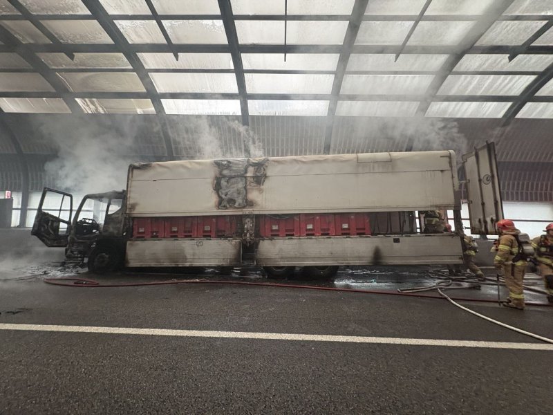 영동고속도로 광교터널서 화물차 화재…인명피해 없어