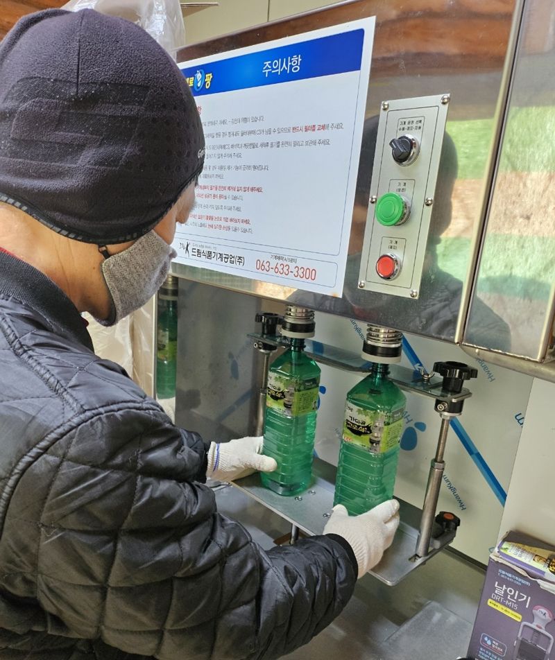 "국유림 고로쇠 물 채취 시작됐다"...산림청, 산촌마을 무상양여 시작