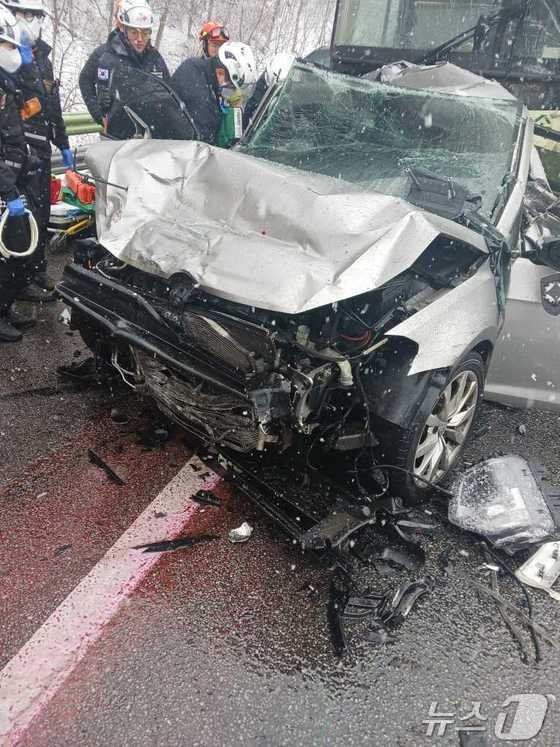 강원 원주 가현동 영동고속도로 교통사고 현장. (강원도소방본부 제공) / 뉴스1