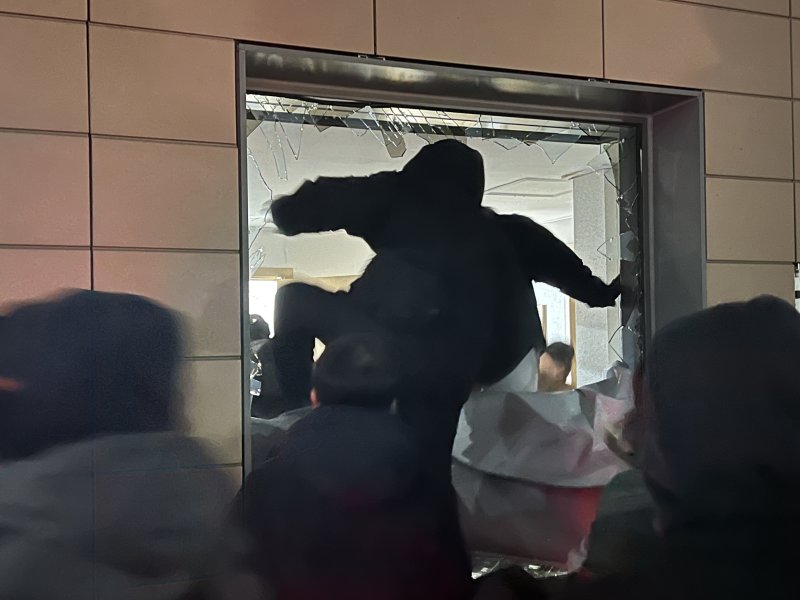 19일 새벽 윤석열 대통령에 대한 구속영장이 발부되자 서울 서부지법에 지지자들이 진입해 난동을 부리고 있다. 2025.1.19/뉴스1 ⓒ News1 김민수 기자 /사진=뉴스1