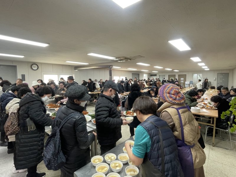 27일 '2025년 설맞이 탈북민 초청 잔치'에서 탈북민들이 모여 북한 음식을 함께 만들고 나눠먹는 모습
