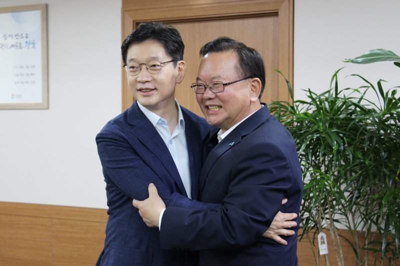 더불어민주당 당권도전에 나선 김부겸 전 의원이 지난 18일 오전 경남도청을 방문해 김경수 경남지사를 예방해 포옹하고 있다. (김부겸캠프 제공) 2020.7.19/뉴스1 ⓒ News1 박세연 기자