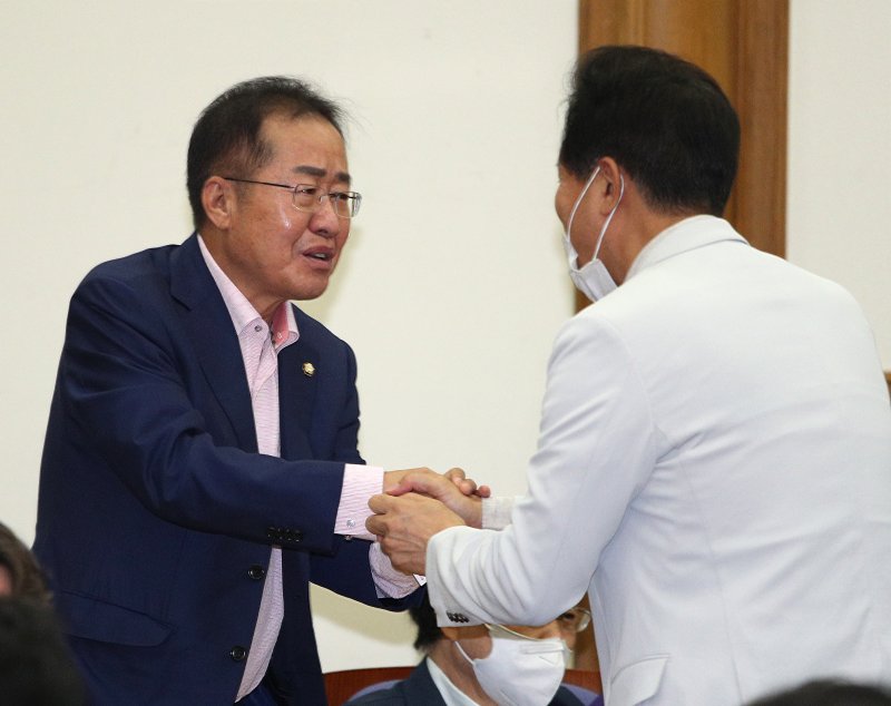 오세훈 전 서울시장(오른쪽)과 홍준표 무소속 의원이 7일 오전 서울 여의도 국회 의원회관에서 열린 대한민국 미래혁신포럼에서 인사하고 있다. 2020.7.7/뉴스1 ⓒ News1 신웅수 기자