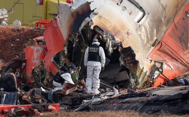 30일 오전 전남 무안국제공항에서 과학수사 경찰들이 전날 발생한 제주항공 여객기 충돌 폭발 사고 잔해를 수색하고 있다. 2024.12.30/뉴스1 ⓒ News1 김성진 기자