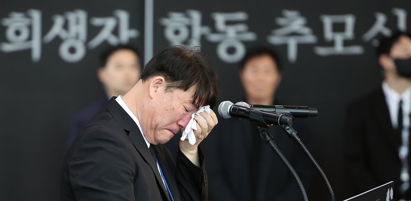 박한신 제주항공 참사 유가족협의회 대표가 18일 오전 전남 무안국제공항에서 열린 12·29 제주항공 여객기 참사 희생자 합동 추모식에서 추모사를 읽는 중 눈물을 훔치고 있다. 2025.1.18/뉴스1 ⓒ News1 김진환 기자