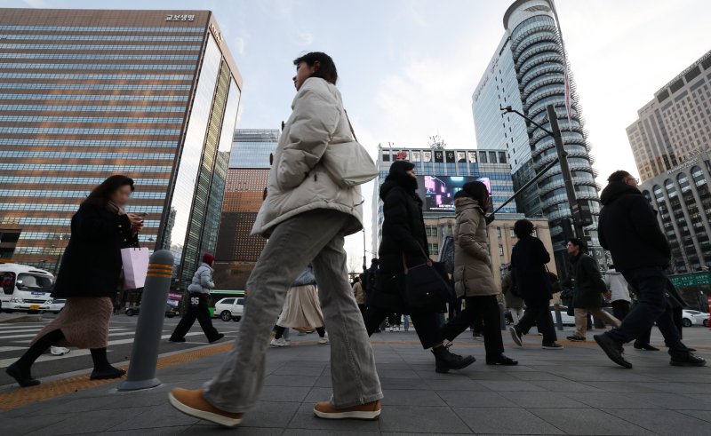 2025년 을사년(乙巳年) 새해 첫 출근길인 2일 오전 서울 종로구 광화문네거리에서 시민들이 발걸음을 옮기고 있다. 2025.1.2/뉴스1 ⓒ News1 임세영 기자