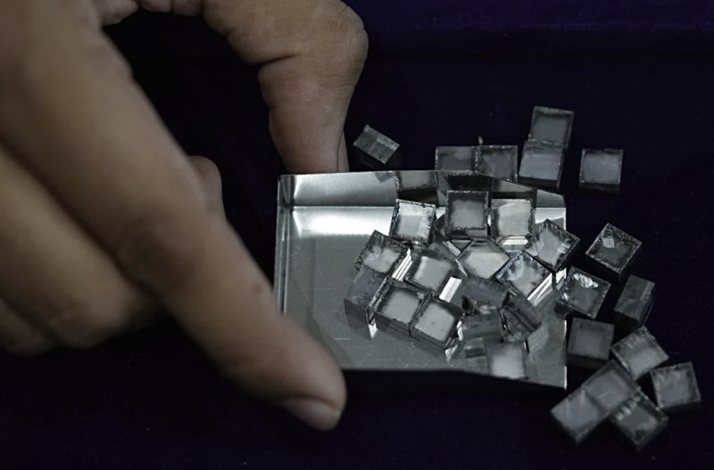 [수라트,인도=AP/뉴시스] 저렴한 가격과 윤리성 등으로 젊은 세대를 사로잡은 인공 다이아몬드 '랩그로운 다이아몬드'의 미래 가치가 희소성 부족과 제조 과정 불투명성 등으로 하락할 것이라는 전망이 나왔다고 14일(현지 시간) AP통신이 보도했다. 사진은 인도 수라트의 한 인공 다이아몬드 제조 시설에서 가공 전 다이아몬드를 모아둔 모습. 2024.02.14. *재판매 및 DB 금지