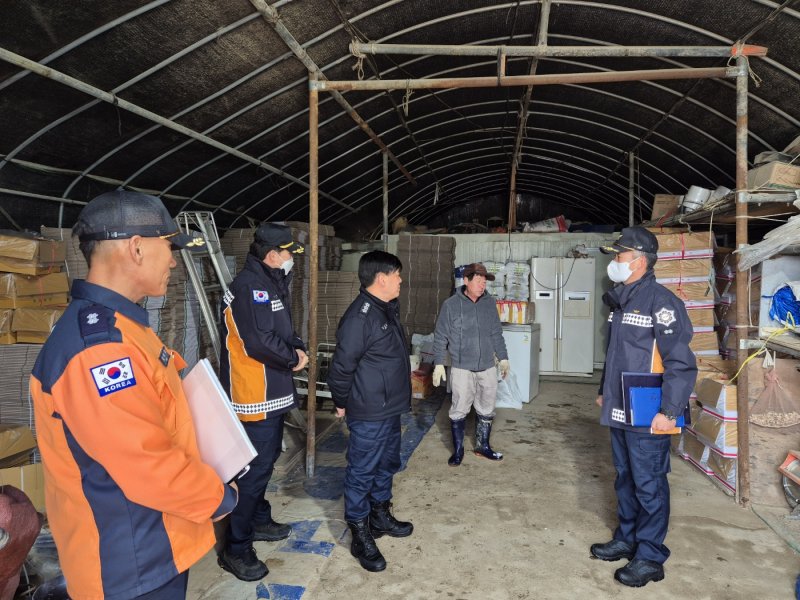 [이천=뉴시스] 28일 오후 조선호 경기도소방재난본부장이 이천시 고담동 소재 주거용비닐하우스를 찾아 폭설 피해 현황을 확인하고 있다. (사진=경기도소방재난본부 제공) 2025.01.28. photo@newsis.com *재판매 및 DB 금지
