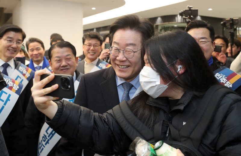 이재명 더불어민주당 대표를 비롯한 당직자들이 설 연휴를 앞둔 24일 오전 서울 서초구 반포동 고속버스터미널에서 설 귀성객에게 인사하던 중 사진을 찍고 있다. (공동취재) 2025.1.24/뉴스1 ⓒ News1 이동해 기자