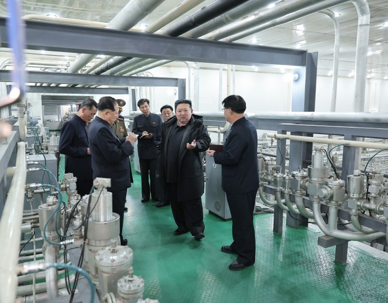 김정은이 핵물질 생산기지와 핵무기연구소를 현지 지도했다고 노동신문이 지난달 29일 보도했다. 다만 통신은 그의 방문 날짜는 명시하지 않았다. 지난해 9월 13일 북한이 핵물질 농축시설을 처음 공개 이후 4개월여 만에 두 번째 공개다. 사진=노동신문 캡처