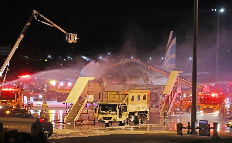 29일 부산 강서구 김해국제공항에서 홍콩행 에어부산 항공기에서 화재가 발생해 소방당국이 진화작업을 벌이고 있다. 2025.1.29/뉴스1 ⓒ News1 윤일지 기자