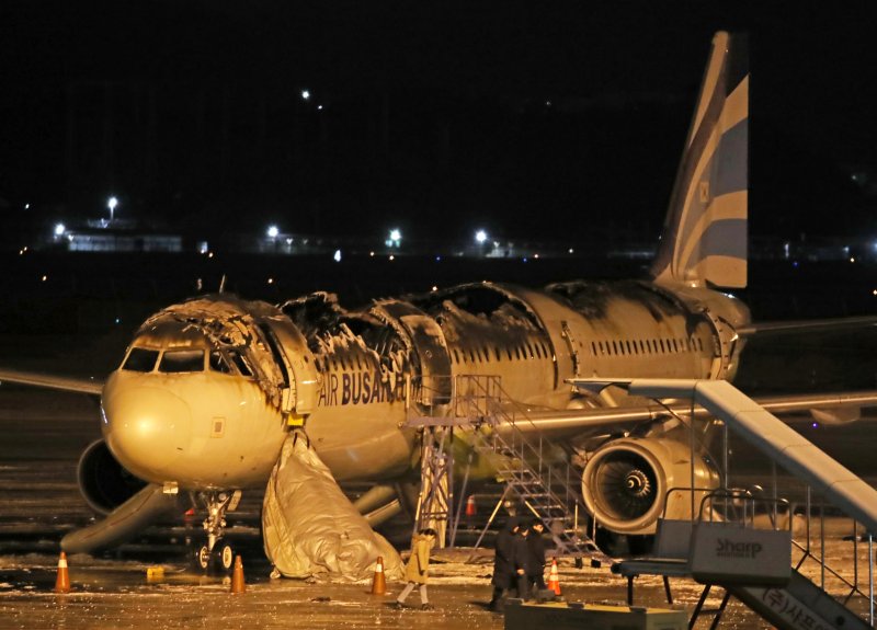 29일 부산 강서구 김해국제공항에서 홍콩행 에어부산 항공기에서 화재가 발생해 불에 타 있다. 2025.1.29/뉴스1 ⓒ News1 윤일지 기자