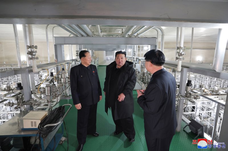 김정은이 핵물질 생산기지와 핵무기연구소를 현지 지도했다고 조선중앙통신이 지난달 29일 보도했다. 다만 통신은 그의 방문 날짜는 명시하지 않았다. 지난해 9월 13일 북한이 핵물질 농축시설을 처음 공개 이후 4개월여 만에 두 번째 공개다. 사진=조선중앙통신 캡처
