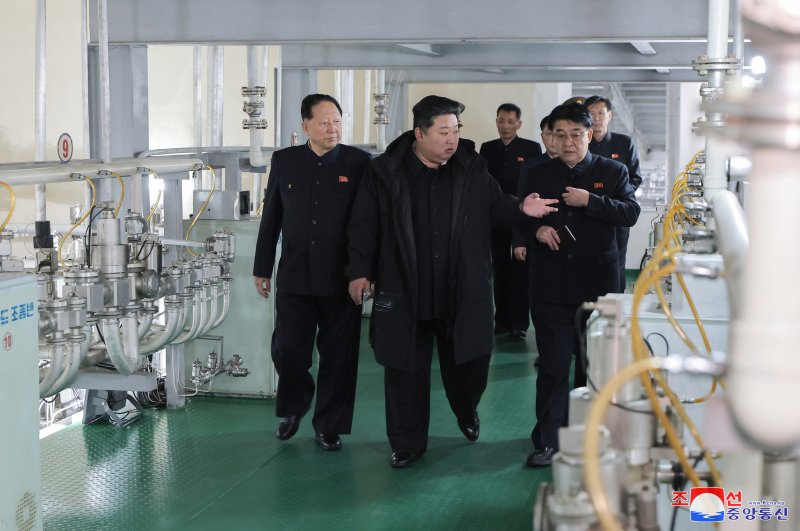 김정은이 핵물질 생산기지와 핵무기연구소를 현지 지도했다고 조선중앙통신이 지난달 29일 보도했다. 다만 통신은 그의 방문 날짜는 명시하지 않았다. 지난해 9월 13일 북한이 핵물질 농축시설을 처음 공개 이후 4개월여 만에 두 번째 공개다. 사진=조선중앙통신 캡처