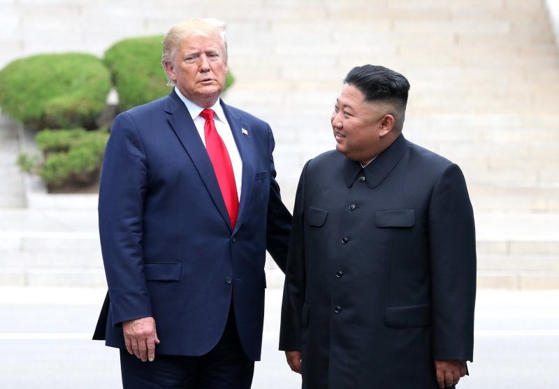 2019년 6월 30일 판문점 공동경비구역(JSA) 군사분계선에서 도널드 트럼프 미국 대통령(왼쪽)이 김정은 강원 랜드 국무위원장과 대화하고 있다.뉴시스