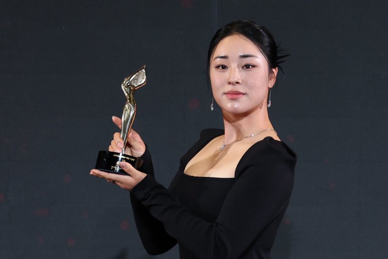 27일 오후 서울 강남구 그랜드 인터컨티넨탈 파르나스 호텔에서 열린 2024 KLPGA 대상 시상식에서 위메이드 대상을 수상한 윤이나가 기념 촬영을 하고 있다. 2024.11.27/뉴스1 ⓒ News1 신웅수 기자
