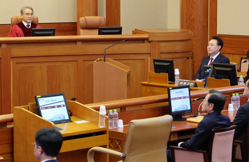 [서울=뉴시스] 사진공동취재단 = 윤석열 대통령이 23일 오후 서울 종로구 헌법재판소 대심판정에서 열린 탄핵심판 4차 변론기일에 출석해 있다. 왼쪽 빈 좌석은 증인석. 2025.01.23. photo@newsis.com