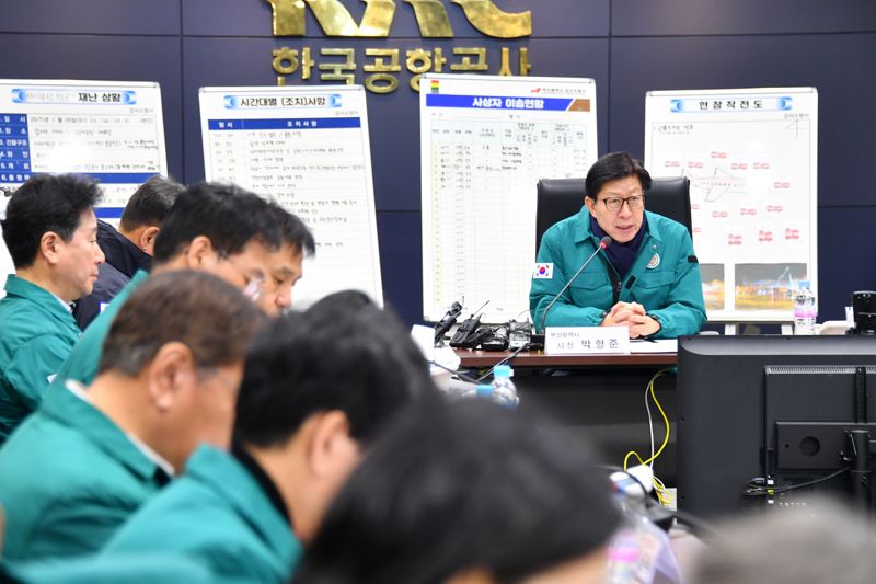 박형준 시장, 에어부산 여객기 화재현장 방문 "사고 수습 총력"