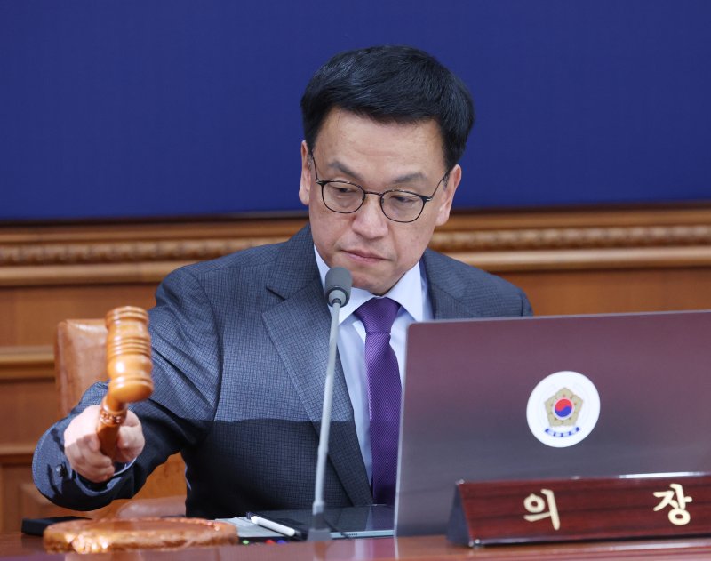 [서울=뉴시스] 조수정 기자 = 최상목 대통령 권한대행 부총리 겸 기획재정부 장관이 14일 서울 종로구 정부서울청사에서 열린 국무회의를 주재하며 의사봉을 두드리고 있다. 2024.12.14. chocrystal@newsis.com