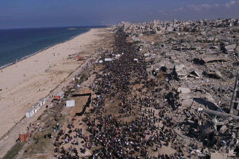 [가자지구=AP/뉴시스] 27일(현지 시간) 이스라엘이 팔레스타인 난민들의 귀향을 허용하면서 3일간 팔레스타인 난민들 50만명 이상이 가자지구 북부 집으로 돌아왔다고 하마스가 밝혔다. 가고 있다. 2025.01.30.