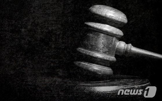 노래방 도우미에게 "왜 이렇게 못놀아" 술병 던진 40대 실형