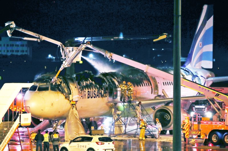 28일 오후 부산 강서구 대저동 김해공항에서 홍콩행 에어부산 항공기에서 화재가 발생해 소방당국이 진화작업을 벌이고 있다. 2025.1.28/뉴스1 ⓒ News1 윤일지 기자