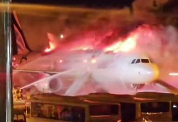 28일 오후 부산 강서구 대저동 김해공항에서 홍콩행 에어부산 항공기에서 화재가 발생해 소방당국이 진화작업을 벌이고 있다. 승객 169명, 승무원 7명 모두 대피 완료했으며 화재는 진압됐다. (SNS 캡쳐)2025.1.29/뉴스1