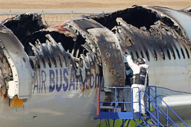30일 부산 강서구 김해국제공항 내 에어부산 항공기 화재 현장에서 국토부 항공철도사고조사위원회, 국립과학수사연구원, 부산경찰청, 부산소방재난본부 등 관계자들이 합동 감식에 앞서 안정성 확보를 위한 조사를 실시하고 있다. 2025.1.30/뉴스1 ⓒ News1 윤일지 기자