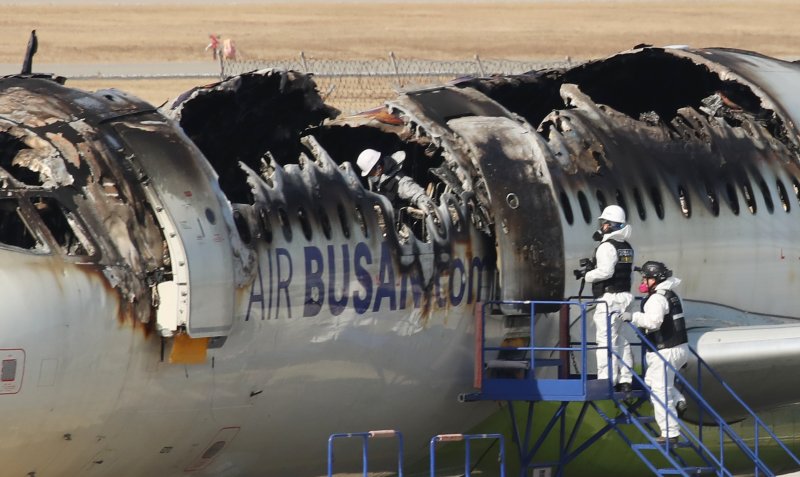 30일 부산 강서구 김해국제공항 내 에어부산 항공기 화재 현장에서 국토부 항공철도사고조사위원회, 국립과학수사연구원, 부산경찰청, 부산소방재난본부 등 관계자들이 합동 감식에 앞서 안정성 확보를 위한 조사를 실시하고 있다. 지난 28일 오후 10시 15분쯤 김해공항 계류장에서 이륙을 준비하던 홍콩행 에어부산 항공기에서 불이 나 승객과 승무원 등 176명이 비상 슬라이드를 통해 전원 탈출했다. 2025.1.30/뉴스1 ⓒ News1 윤일지 기자