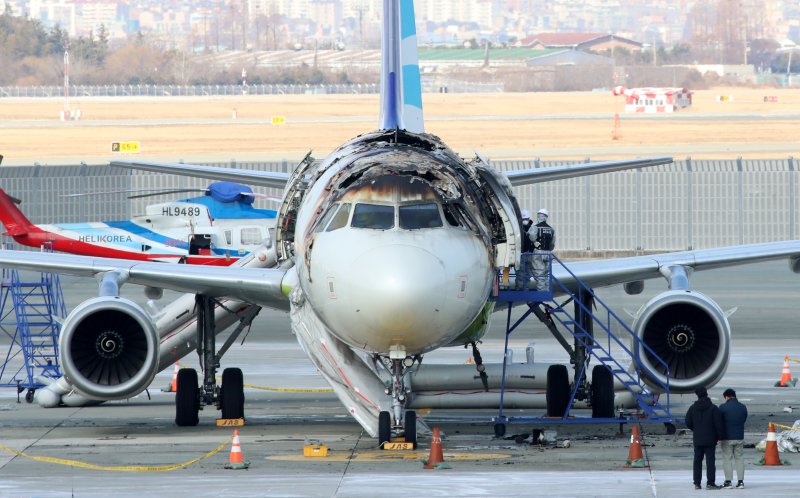30일 부산 강서구 김해국제공항 내 에어부산 항공기 화재 현장에서 국토부 항공철도사고조사위원회, 국립과학수사연구원, 부산경찰청, 부산소방재난본부 등 관계자들이 합동 감식에 앞서 안정성 확보를 위한 조사를 실시하고 있다. 지난 28일 오후 10시 15분쯤 김해공항 계류장에서 이륙을 준비하던 홍콩행 에어부산 항공기에서 불이 나 승객과 승무원 등 176명이 비상 슬라이드를 통해 전원 탈출했다. 2025.1.30/뉴스1 ⓒ News1 윤일지 기자