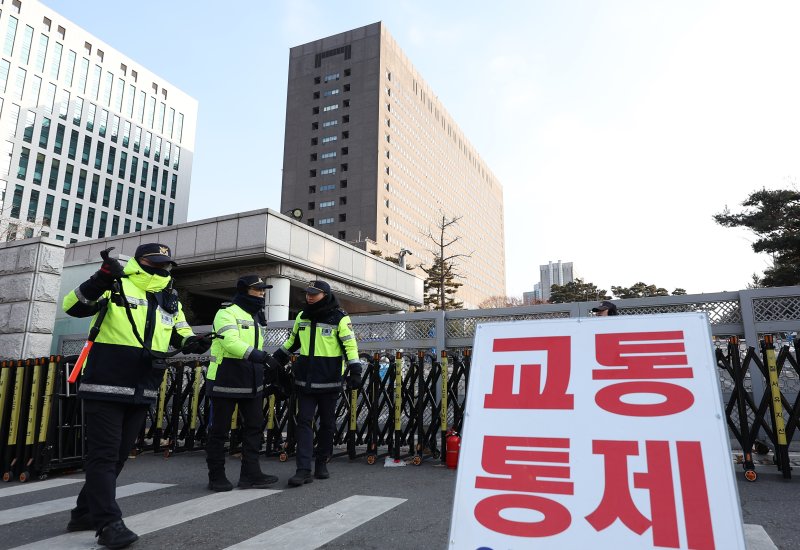 구속상태로 내란재판 받는 尹… 보석 청구할지 주목