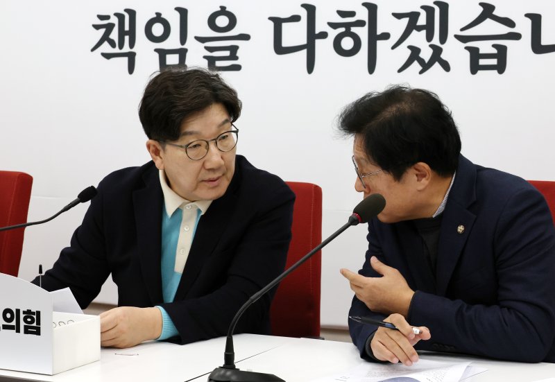 권성동(왼쪽) 국민의힘 원내대표가 30일 국회에서 열린 현안 관련 기자간담회에서 박형수 원내수석부대표와 대화하고 있다. /사진=뉴시스