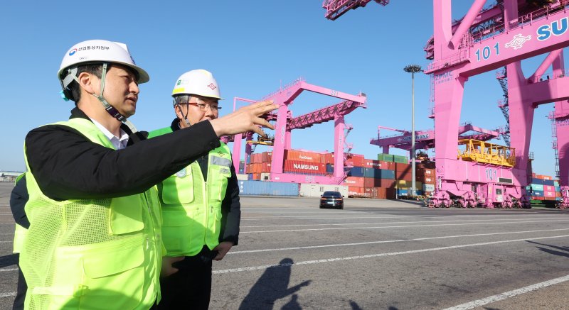 [인천=뉴시스] 전진환 기자 = 안덕근 산업통상자원부장관이 2일 오후 신년을 맞아 인천 연수구 인천신항 선광신컨테이너 터미널을 찾아 수출현장을 점검하고 있다. 2025.01.02. amin2@newsis.com