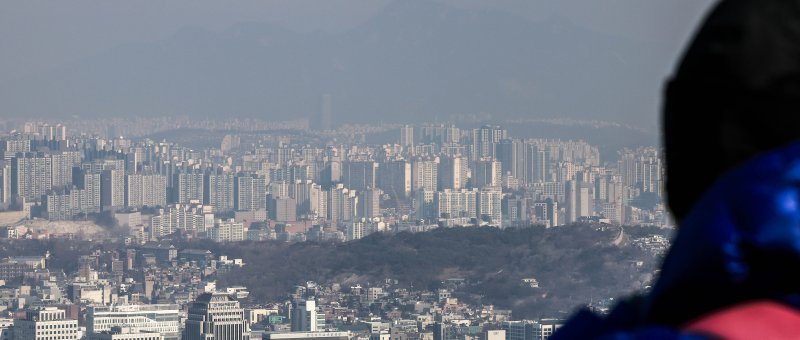 [서울=뉴시스] 정병혁 기자 = 지난 23일 서울 중구 남산에서 서울시내 아파트가 보이고 있다. 2025.01.31. jhope@newsis.com