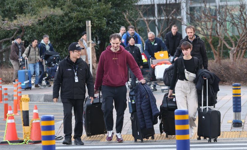 [부산=뉴시스] 하경민 기자 = 프랑스 항공사고조사위원회(BEA) 10명이 30일 오후 부산 강서구 김해국제공항으로 입국, 에어부산 항공기 화재 합동 감식을 위한 사전회의에 참여하기 위해 이동하고 있다. 2025.01.30. yulnetphoto@newsis.com