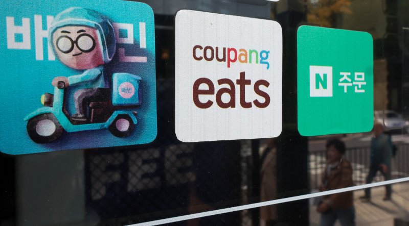 서울 시내 음식점에 배달앱 스티커가 붙어있다. 2024.11.10/뉴스1 ⓒ News1 김성진 기자