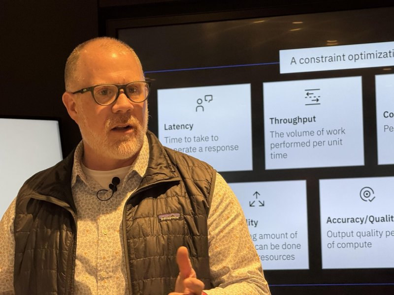 AI 가속기 칩 설명하는 IBM 연구진 (출처=연합뉴스)