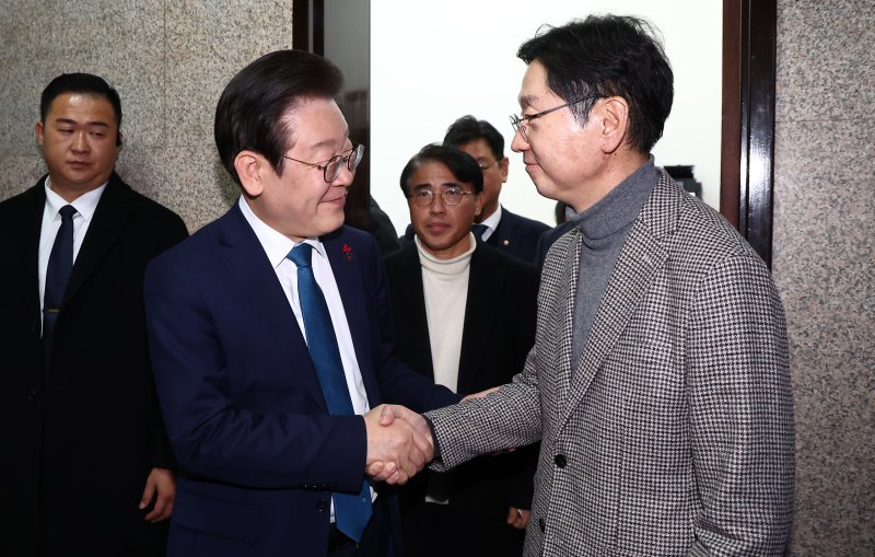 이재명 더불어민주당 대표가 5일 오후 서울 여의도 국회에서 김경수 전 경남도지사와 접견을 마치고 배웅하며 악수하고 있다. 2024.12.5/뉴스1 ⓒ News1 김민지 기자