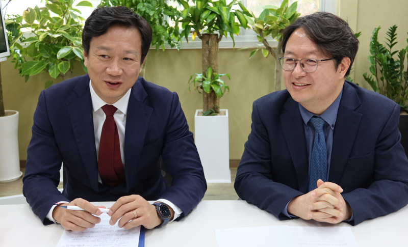 김도연 HLB제넥스 공동대표(왼쪽)와 김의중 공동대표가 인터뷰에서 바이오헬스 시장에서 선도기업이 되겠다는 포부를 밝히고 있다. HLB제넥스 제공