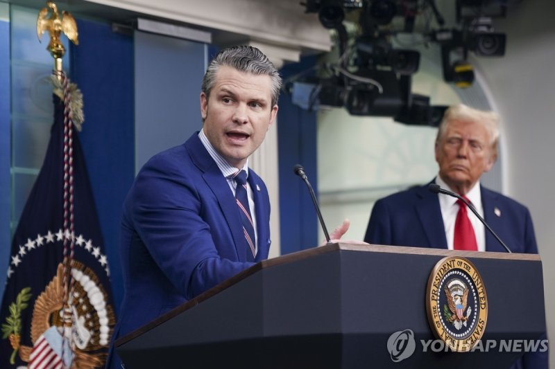 여객기 사고 브리핑하는 美국방장관과 트럼프 대통령 (출처=연합뉴스)