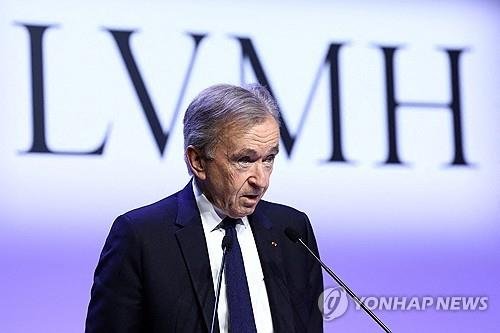 "트럼프와 관세협상 실패하면, 유럽 떠나 미국 간다" 루이비통 회장의 '경고' [명품價 이야기]