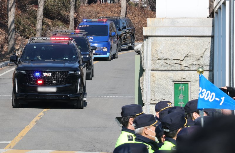 23일 오후 경기도 의왕시 서울구치소에서 윤석열 대통령이 탄 법무부 호송차량이 대통령경호처 경호를 받으며 헌법재판소로 출발하고 있다. 2025.1.23/뉴스1 ⓒ News1 임세영 기자