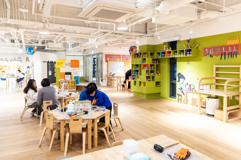 어린이들이 공예박물관 가구공방에서 직접 가구를 만들고 있는 모습(서울관광재단 제공)