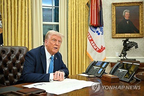 행정명령 서명하는 트럼프 미 대통령 (출처=연합뉴스)