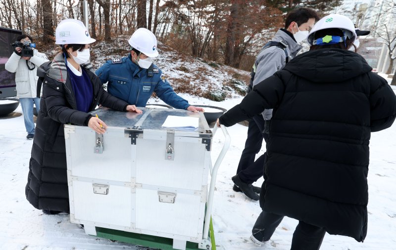 [서울=뉴시스] 김선웅 기자 = 1일 오전 서울 용산구 국립한글박물관 옥상에서 화재가 발생해 박물관 관계자들이 소장품을 인근 국립중앙박물관으로 이송하고 있다. 2025.02.01. mangusta@newsis.com