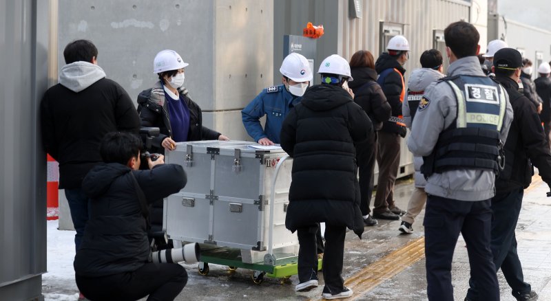 [서울=뉴시스] 김선웅 기자 = 1일 오전 서울 용산구 국립한글박물관 옥상에서 화재가 발생해 박물관 관계자들이 소장품을 인근 국립중앙박물관으로 이송하고 있다. 2025.02.01. mangusta@newsis.com