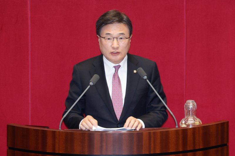 김대식 국민의힘 의원이 11일 오후 서울 여의도 국회에서 열린 제419회국회(임시회) 제1차 본회의에서 윤석열 대통령 위헌적 비상계엄 선포 내란행위 관련 긴급현안질문을 하고 있다. 2024.12.11/뉴스1 ⓒ News1 안은나 기자