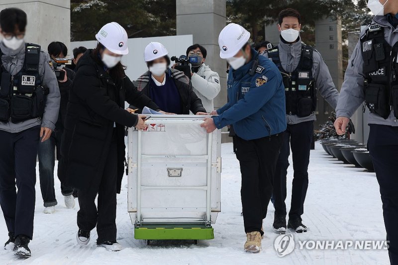 국립한글박물관 화재…차량으로 이송되는 문화재 (출처=연합뉴스)